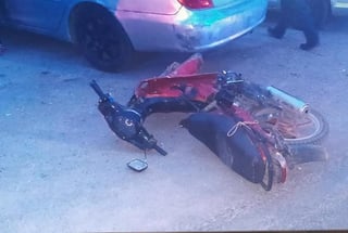 El hombre lesionado viajaba a bordo de una motocicleta de la marca Italika de color guinda. (EL SIGLO DE TORREÓN)