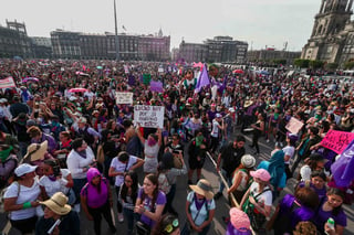 Miles de mujeres cubrieron ayer el Zócalo de la Ciudad de México con los nombres de las víctimas en letras blancas, parte de las protestas contra la violencia de género en el Día Internacional de la Mujer. (EL UNIVERSAL)