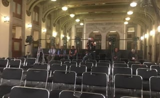 Con sillas vacías dentro del Salón de Tesorería del recinto histórico es notable la ausencia de las periodistas. (EL UNIVERSAL)