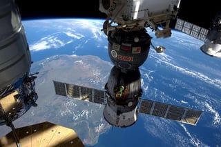 Una nave de mercancías de SpaceX llegó el lunes a la Estación Espacial Internacional, llevando material y obsequios en la 20ma entrega de la compañía. (ARCHIVO) 
