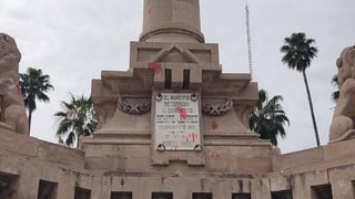 La Dirección de Servicios Públicos Municipales de Torreón ya inició con los trabajos correspondientes para la restauración del monumento a Benito Juárez, ubicado en la Plaza Mayor. (EL SIGLO DE TORREÓN)