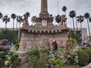 Las autoridades municipales arrancaron con la restauración del monumento a Benito Juárez, vandalizado el domingo 8 de marzo. (IVÁN CORPUS)