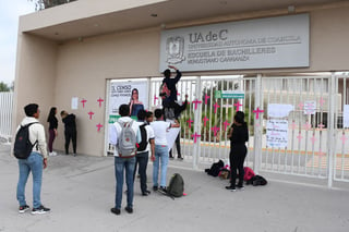 Se realizó una protesta estudiantil en el acceso principal de la Preparatoria Venustiano Carranza de Torreón (PVC). (FERNANDO COMPEÁN)
