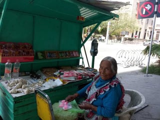 Desde hace unos 55 años, María llegó a la ciudad de Torreón. Ahora tiene su puesto de dulces. (EL SIGLO DE TORREÓN)