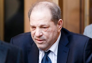 El próximo miércoles, en Manhatthan, Nueva York, el juez James Burke, decidirá cuál será la condena que purgará el productor estadounidense Harvey Weinstein, quien enfrenta dos cargos por abuso sexual, la máxima condena podría ser de 29 años. (ARCHIVO)