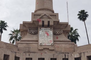 Fue durante el lunes que la Dirección de Servicios Públicos Municipales de Torreón precisó que fue el monumento a Juárez en Plaza Mayor el que resultó con algunas afectaciones luego de la marcha feminista del 8 de marzo. (ARCHIVO)