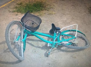 La joven lesionada viajaba a bordo de una bicicleta de color verde cuando ocurrió el accidente. (EL SIGLO DE TORREÓN)