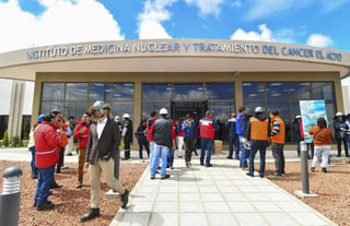Autoridades bolivianas y responsables de la compañía estatal rusa de energía atómica visitaron en la ciudad de El Alto. (EFE) 