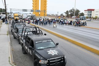 Usuarios del Módulo de Riego de Tlahualilo, Durango llegaron al periférico de Torreón para bloquearlo, provocando caos vial. (FERNANDO COMPEÁN)