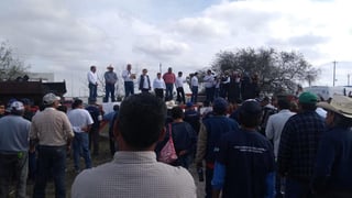 Algunos de los participantes en la Caravana de la Solidaridad se mantienen en plantón frente a las instalaciones de la Central Termoeléctrica 'José López Portillo', en el municipio de Nava. (EL SIGLO COAHUILA)