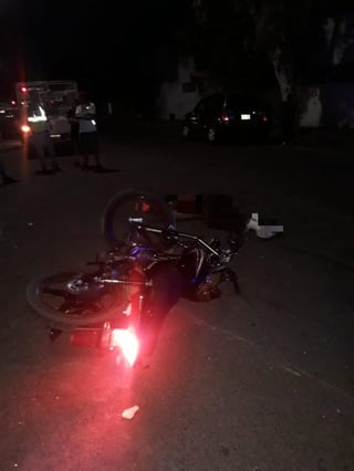 El motociclista se impactó contra una camioneta Mazda de color gris en la zona Centro de la ciudad de Gómez Palacio. (EL SIGLO DE TORREÓN)