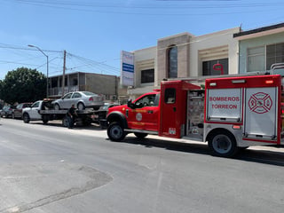 Incendio de auto moviliza los cuerpos de rescate de Torreón; los hechos tuvieron lugar en calle 12 y avenida Arista. (EL SIGLO DE TORREÓN)