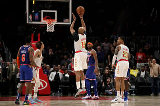 Los Knicks dejaron que Vince Carter metiera un triple en los últimos segundos; podría ser la última canasta en la carrera del veterano. (AP)