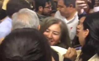 A su llegada desde la Ciudad de México al Aeropuerto de la capital sonorense, pasajeros y manifestantes le pedían, además de entregar peticiones, abrazos y selfies, a lo que el Ejecutivo federal accedió sin ningún problema.
(ESPECIAL)
