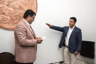 La reunión se llevó a cabo el miércoles por la tarde, en donde el alcalde de Lerdo, Homero Martínez tomó la protesta al nuevo director, Julio Casas Campos.
(EL SIGLO DE TORREÓN)