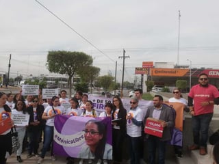 Frente al Poder Judicial de la Federación en Torreón se señaló la notificación que le da la libertad. (BEATRIZ A. SILVA)