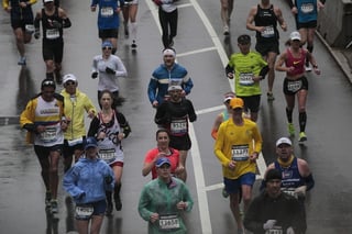 El maratón de Boston nunca ha sido cancelado oficialmente desde su primera edición en 1897. (ARCHIVO)