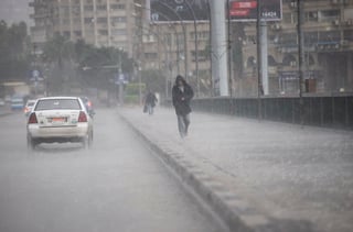 Tormentas eléctricas e inundaciones golpearon a Egipto el viernes por segundo día, interrumpiendo la vida diaria en gran parte del país, incluida la capital, El Cairo, y haciendo que el número de muertos aumentara a 21. (ARCHIVO)