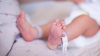 Los médicos están intentando determinar si el bebé contrajo el virus desde el vientre de su madre o al nacer (ESPECIAL) 