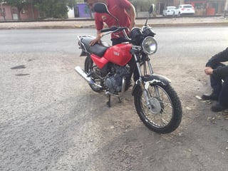El joven de 18 años de edad viajaba a bordo de una motocicleta de la marca Italika de color rojo. (EL SIGLO DE TORREÓN)