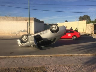 El vehículo Toyota Yaris de color gris terminó sobre su toldo en medio de la carretera. (EL SIGLO DE TORREÓN)