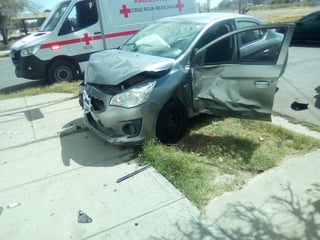 Ambos vehículos que participaron en el accidente vial resultaron con daños materiales de consideración. (EL SIGLO DE TORREÓN)