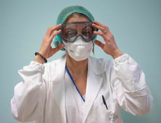 El Gobierno italiano busca urgentemente mascarillas para la protección del personal sanitario que combate la pandemia del coronavirus. (ARCHIVO) 