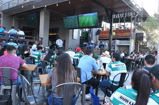 Diferentes bares del 'Paseo Morelos' esperaban más aficionados para ver el duelo de ayer entre Santos y Necaxa. (FERNANDO COMPEÁN)