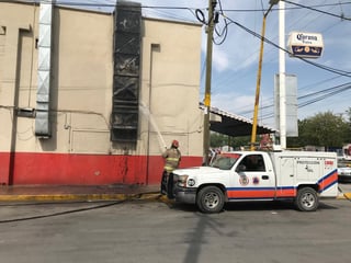 El personal del departamento de Bomberos de la ciudad de Gómez Palacio acudió al lugar para atender el incendio.
