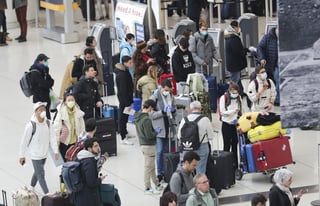 Largas filas se reportaban en los aeropuertos de Estados Unidos ante los controles que estableció el Gobierno.