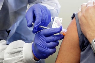 Con una cuidadosa inyección en el brazo de una voluntaria saludable, los científicos del Instituto de Investigación Permanente Kaiser de Washington en Seattle comenzaron la ansiada primera fase de un estudio para una posible vacuna para la enfermedad COVID-19.
(AP)