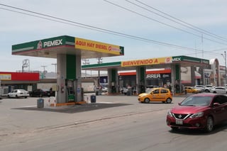 Sobre el tema el presidente López Obrador hizo un llamado a que los concesionarios de las gasolineras actúen con responsabilidad, y vendan más barata la gasolina de acuerdo al contexto internacional.
(ARCHIVO)