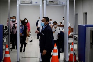 El presidente de El Salvador, Nayib Bukele, ordenó este lunes el cierre de la pista de aterrizaje del Aeropuerto Internacional 'Óscar Arnulfo Romero' ante la llegada de un vuelo comercial procedente de México en el que supuestamente viajan 12 personas contagiadas con el COVID-19. (ARCHIVO)