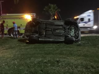 El accidente vial ocurrió cerca de las 20:45 horas sobre los carriles de circulación de Torreón a Lerdo, al bajar el puente Centenario. (EL SIGLO DE TORREÓN)