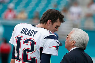 Kraft parecía estar consternado por la marcha de Brady, a quien tuvo en el equipo durante 20 temporadas y consiguieron seis títulos del Super Bowl junto a Belichick. (ARCHIVO)