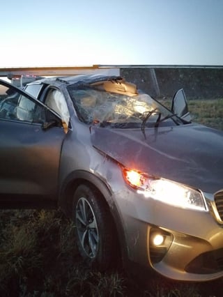 Durante las primeras horas de este martes se registró la volcadura de un vehículo en las inmediaciones de la comunidad de Bermejillo, Durango, perteneciente al municipio de Mapimí, el saldo fue de cuatro personas lesionadas. (EL SIGLO DE TORREÓN)