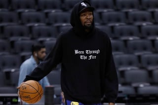 Este martes se dio a conocer los casos positivos por parte de cuatro jugadores de los Nets de Brooklyn, confirmando Kevin Durant ser uno de los afectados con el COVID-19. (ARCHIVO)