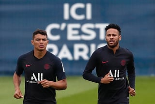 Neymar y Thiago Silva han vuelto a su país justo antes del inicio este miércoles de dos semanas de confinamiento en Francia. (ARCHIVO)