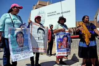 Activistas y los padres de los 43 normalistas de Ayotzinapa celebraron la detención de Ezquiel N, por parte de la Fiscalía General de la República (FGR) , por su presunta responsabilidad en el delito de tortura en contra uno de los estudiantes, cuando fungía como policía ministerial federal. (ARCHIVO)