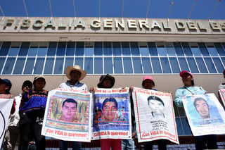 La Fiscalía General de la República (FGR) detuvo a un tercer implicado en el delito de tortura contra uno de los presuntos responsables de la desaparición de los 43 normalistas de Ayotzinapa, ocurrida en septiembre de 2014. (ARCHIVO)
