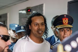 El exfutbolista brasileño conocido como Ronaldinho celebrará el próximo 21 de marzo su cumpleaños número 40 en prisión preventiva. (ARCHIVO)