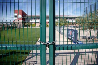 En la fotografía se muestran las rejas cerradas en el complejo de prácticas de los Cachorros de Chicago en Mesa, Arizona. (AP)