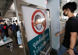 El gobierno de Tailandia impuso nuevas restricciones a los viajeros internacionales, que desde ahora requieren que las personas que arriban de otros países lleguen con certificados de salud que comprueben que no portan el coronavirus. (ARCHIVO) 