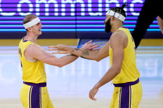 Mediante un comunicado oficial, los Lakers de Los Ángeles anunciaron que dos jugadores de la plantilla, dieron positivo en la prueba de Covid-19. (ARCHIVO)