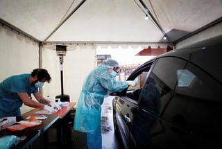 Hospitales de varias ciudades de la región española de Galicia pusieron en marcha pruebas de detección del coronavirus a posibles pacientes desde sus propios vehículos, sin que tengan que salir de ellos. (ARCHIVO) 