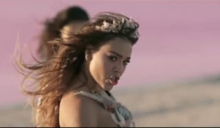 La cantautora mexicana Danna Paola, lanzó un video musical en versión extendida de Sodio, tema que publicó junto a su respectivo clip, un mes atrás. (ESPECIAL)