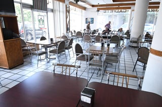 El Municipio permitirá la operación de los restaurantes y restaurantes bares, acatando medidas preventivas de contagio del COVID-19, mientras que las cantinas, bares, antros, centros nocturnos y similares deberán cerrar sus puertas. (FERNANDO COMPEÁN)