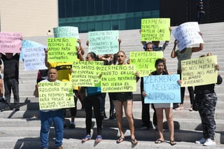 Los cerca de 30 inconformes llegaron armados con pancartas en las que llevaban mensajes en contra del alcalde, Jorge Zermeño. (FERNANDO COMPEÁN)