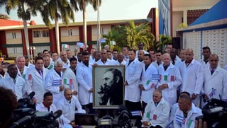 Una delegación con más de 50 médicos y enfermeros cubanos ha llegado hoy a Italia para ayudar en la gestión de la emergencia del coronavirus, que ha dejado más de 5,400 fallecidos en el país, según el último balance oficial. (EFE)