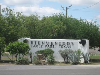 Luis Sifuentes, alcalde de la ciudad de Eagle Pass en Texas, dio a conocer que la nueva orden establece un toque de queda las 24 horas para los menores de edad, quienes no deben salir de casa a menos que se trate de una emergencia de salud. (ESPECIAL)
